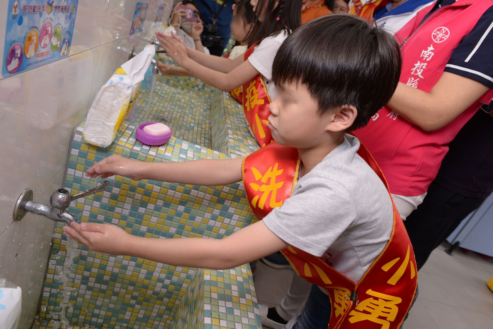小朋友洗手