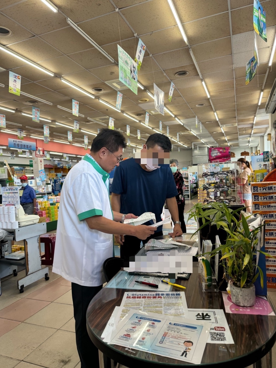 民眾領藥-藥師核對藥品