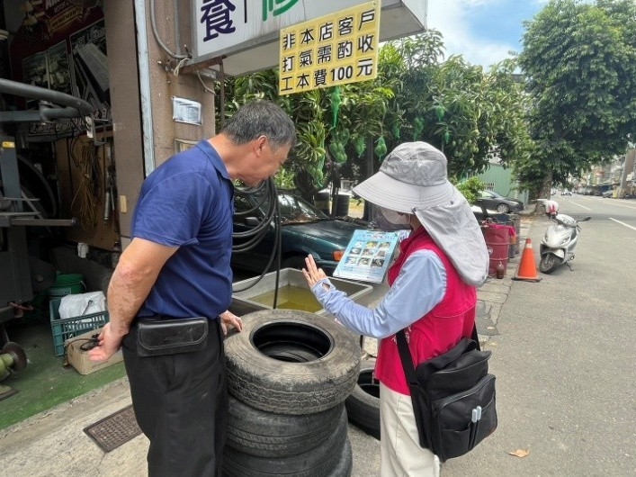防疫人員與民眾衛教宣導